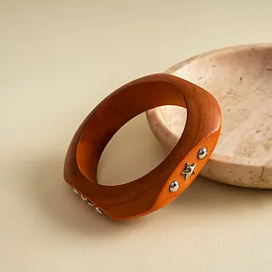 Detaillierte Makroansicht eines Retro-Resin-Armreifs mit silbernem Stern und Metallnieten-Design