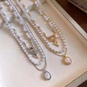 Élégant ensemble de trois colliers de perles rétro français avec pendentifs en cœur