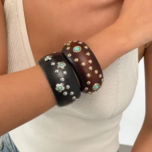 Detaillierte Ansicht von Vintage-Resin-Armreifen mit Blumen-Nieten und Türkissteinen