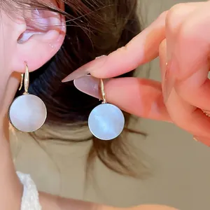 Mode Geometrische Runde Muschel Ohrhänger Für Damen Vergoldete Kupfer Ohrhaken Nischen Design Schmuck