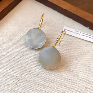 Geometrische runde Muschel-Ohrhänger mit Goldhaken für Damen, stilvoller Schmuck