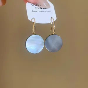 Elegante geometrische runde Ohrhänger aus natürlichem Perlmutt mit feinem Gold-Finish