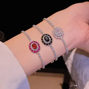 Vue détaillée de trois bracelets ovales en zircon étincelant au style vintage palais