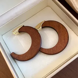 Retro minimalistische C-förmige Holzohrringe mit eleganten goldenen Metallakzenten