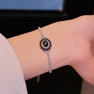 Vue détaillée d'un bracelet vintage ajustable avec zircon noir sur le poignet d'un modèle