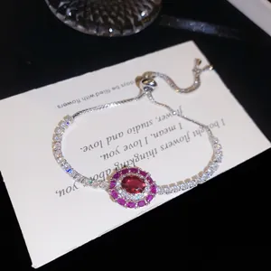 Vue rapprochée d'un bracelet vintage en zircon rouge rubis avec un curseur réglable chic