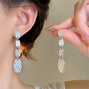 Pendientes largos de plata con diseño ovalado y acabado martillado elegante para mujer