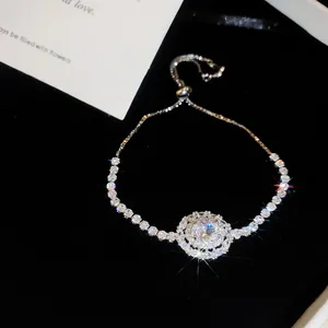 Détail d'un bracelet scintillant en zircon avec grappe ovale, style de palais rétro.
