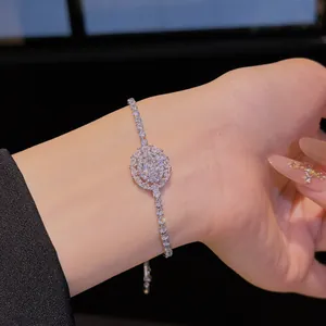 Gros plan d'un bracelet de style vintage avec des zircons étincelants au poignet.
