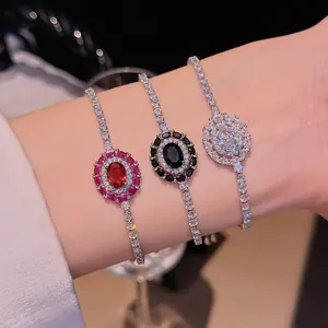 Gros plan de bracelets coulissants en zircon ovale vintage avec pierres rouges, noires et claires