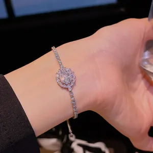 Gros plan élégant d'un bracelet coulissant avec zircon ovale étincelant au poignet