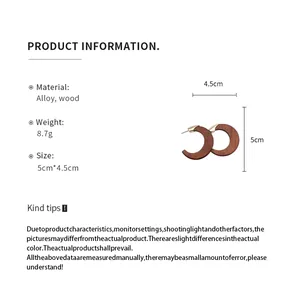 Detailansicht der Retro-Ohrringe aus Holz in C-Form mit Legierungsstecker und Abmessungen