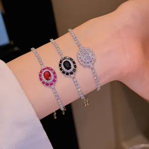 Gros plan de trois bracelets réglables en zircon ovale vintage en rouge, noir et clair.