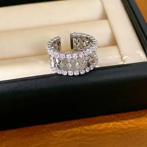 Eleganter doppelschichtiger offener Ring mit funkelnden Zirkonia und Wabenmuster