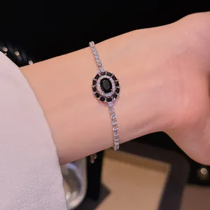 Gros plan d'un bracelet de style vintage avec zircon noir ovale et chaîne réglable en argent