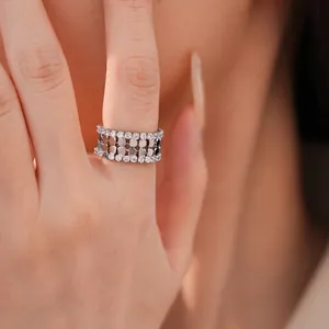 Eleganter 14K vergoldeter doppelstöckiger Zirkonia-Ring mit Wabenmuster für Damen