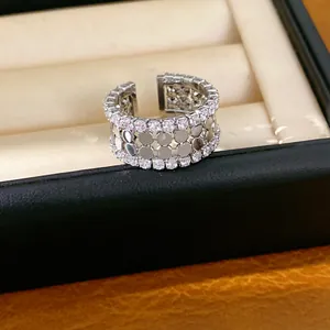 Detailansicht des 14K vergoldeten offenen Rings mit geometrischen Mustern und Zirkonen