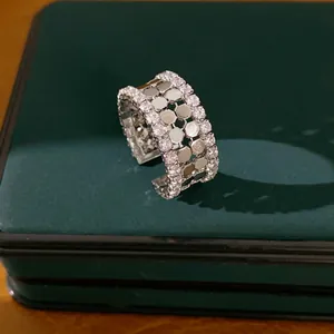 Detaillierte Nahaufnahme eines 14K vergoldeten Rings mit Wabenmuster und Zirkonia