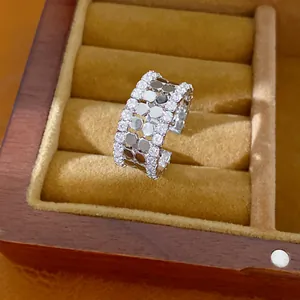 Detaillierte Ansicht des 14K vergoldeten, zwelagigen offenen Wabenrings mit Zirkon.