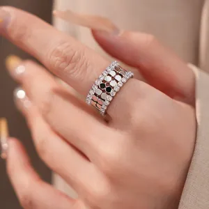 Nahaufnahme eines zweilagigen Zirkonia-Rings mit geometrischem Wabenmuster-Design