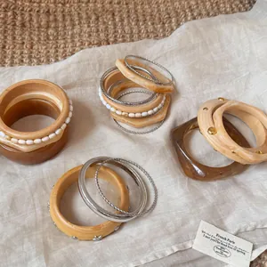 Unregelmäßige Geometrische Harz Armreif Set Minimalistische Mode Design Harz Legierung Nieten Armband Für Damen Schmuck Zubehör