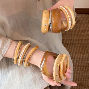 Set aus schicken geometrischen Harz- und Perlenarmbändern für einen trendigen Look