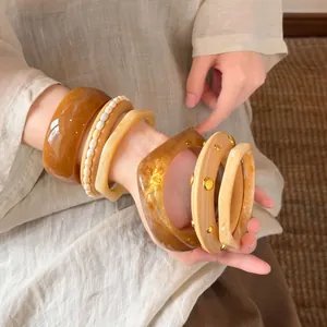 Minimalistisches Set aus unregelmäßigen Harz- und Perlenarmreifen für modebewusste Frauen