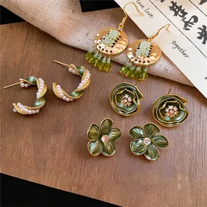 Vintage groene en gouden oorbellen collectie met parel hoops en kwastjes details