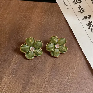 Vintage groene geplooide bloem oorknopjes met heldere strass steen en gouden rand