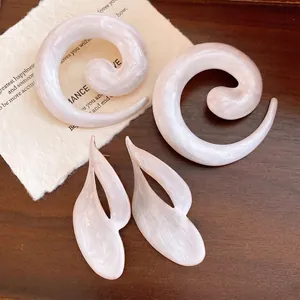Elegante parelmoer spiraal- en bloemblad oorbellen met zilveren stekers voor dames