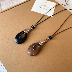 Collier élégant cordon cuir style coréen avec pendentifs goutte acrylique et bois