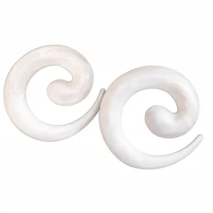 Elegante parelwitte spiraal oorbellen met marmeren textuur en zilveren naalden.