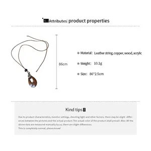 Spécifications détaillées du collier en cuir avec un pendentif goutte d'eau en bois.