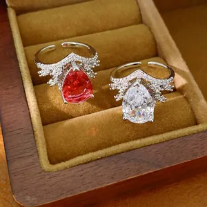 Bagues réglables en zircon goutte de style vintage rouge et blanc dans un écrin