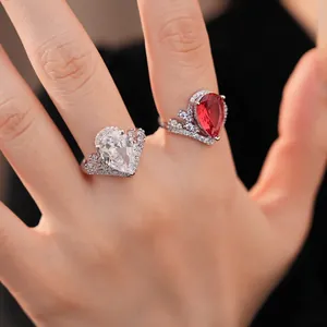 Bagues ouvertes élégantes avec zircons en forme de goutte en finitions argentée et rouge vif