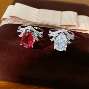 Bagues ouvertes élégantes avec zircons en forme de poire sur une boîte en velours