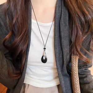 Vue détaillée d'un collier élégant avec pendentif goutte d'eau noire de style coréen.