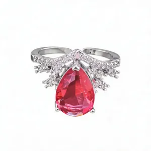 Bague ouverte élégante avec zircon rouge en forme de poire et halo en V scintillant