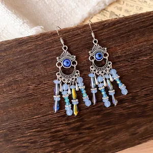 Vue détaillée de boucles d'oreilles bohèmes à pampilles en cristal et Mauvais Oeil