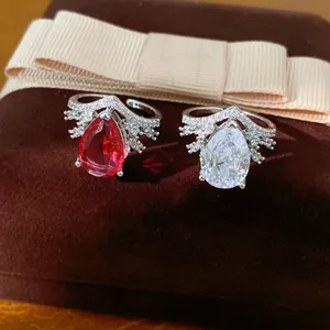 Gros plan de bagues ouvertes en zircone en forme de poire sur une boîte cadeau de luxe