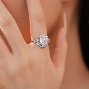 Gros plan élégant d'une bague en zircone en forme de goutte avec monture style couronne