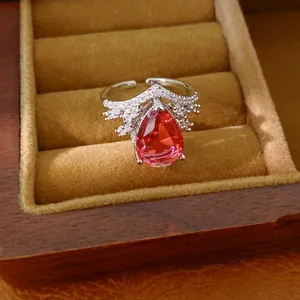 Détail macro d'une bague en zircon rouge en forme de goutte avec sertissage pavé.
