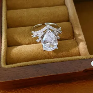 Vue détaillée d'une bague couronne vintage en zircone dans une boîte en velours