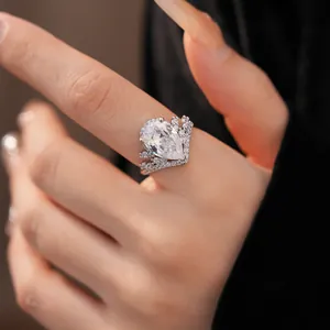Gros plan exquis d'une bague vintage en zircon goutte d'eau avec détails de couronne