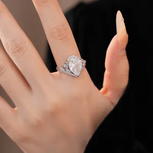Gros plan d'une bague étincelante en forme de poire avec un design de style palais