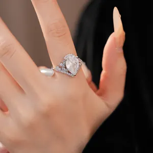 Vue détaillée d'une élégante bague ouverte en zircone en forme de poire