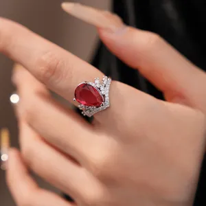 Vue détaillée d'une bague ouverte vintage de luxe avec pierre précieuse rouge en poire