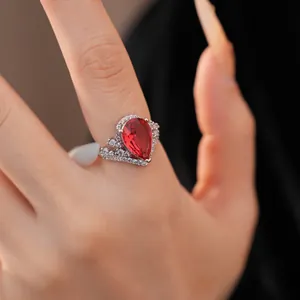 Gros plan détaillé d'une bague goutte avec pierre rouge et accents de zircons brillants