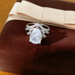 Détail d'une bague ouverte vintage avec zircon en forme de poire sur un écrin
