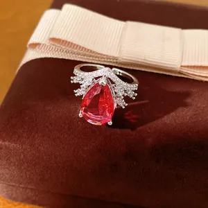 Bague en zircon rouge en forme de goutte avec motif couronne style palais vue détaillée